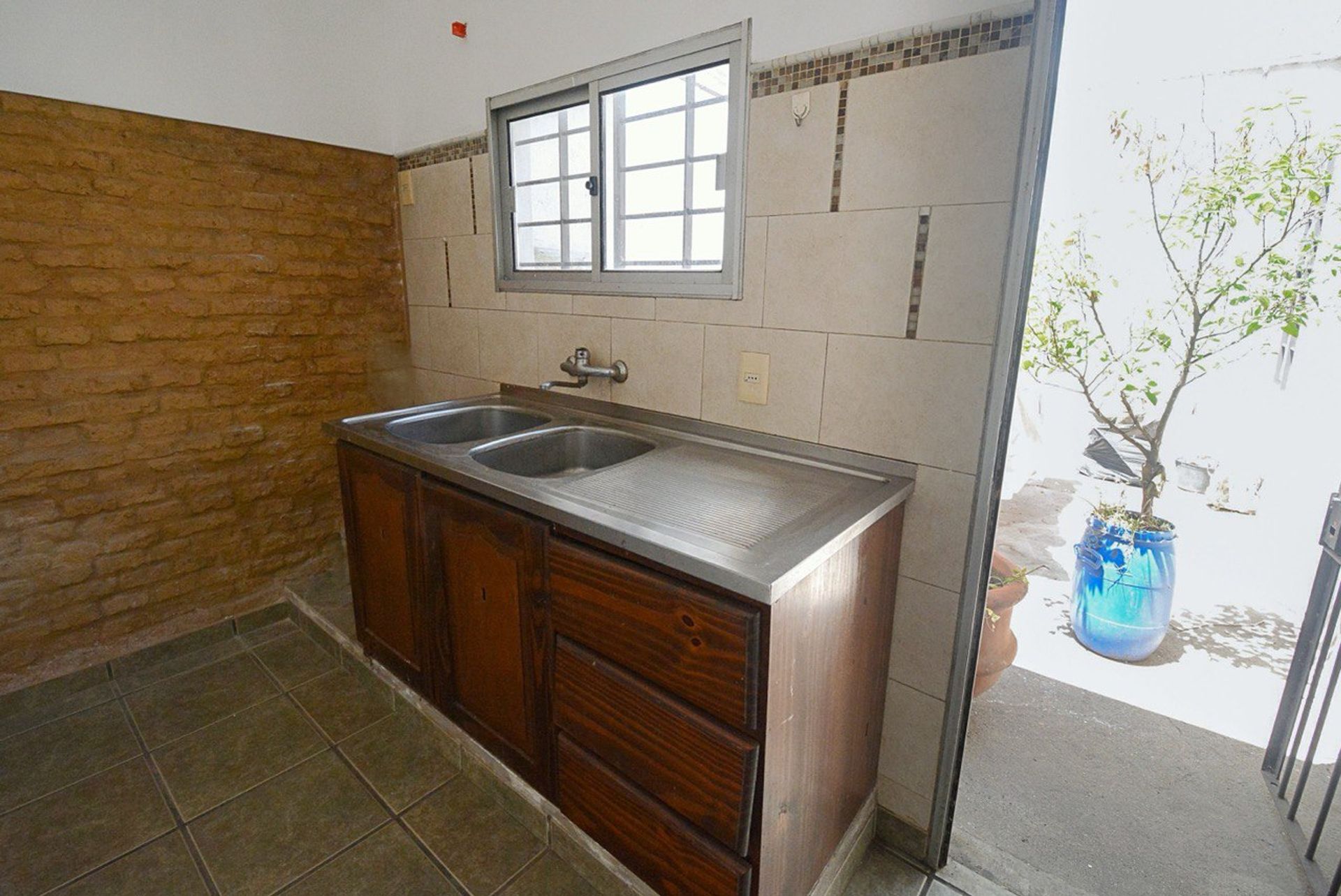 SE ALQUILA APARTAMENTO 2 DOR. PATIO y GGE, MALVIN - 6
