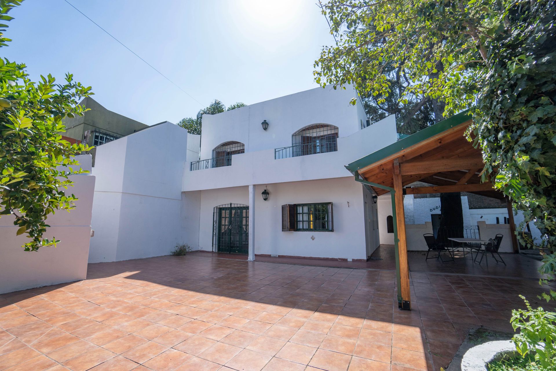 CASA DE ESTILO MEDITERRANEO CON QUINCHO Y COCHERA - 1