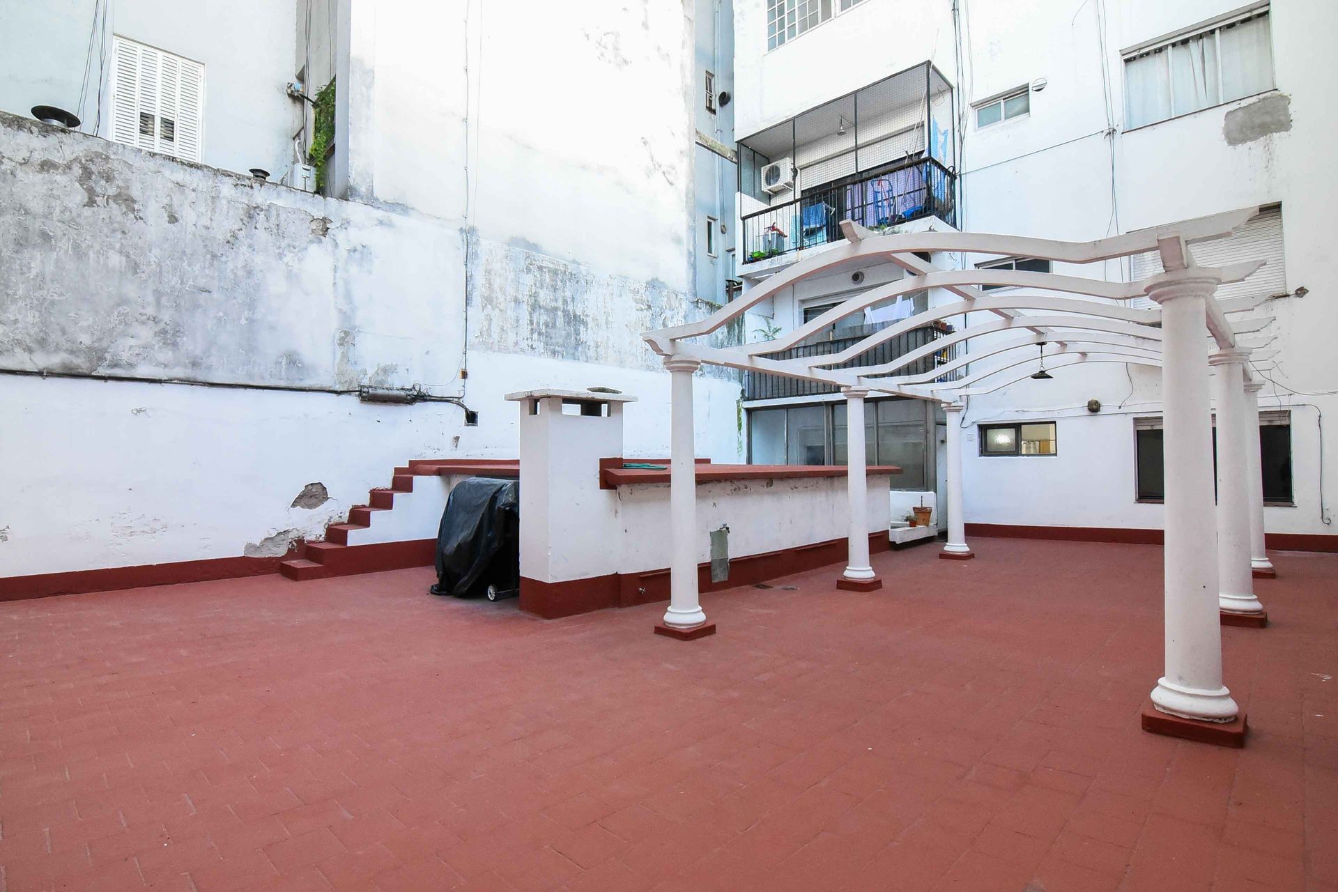 VENTA SEMIPISO 4 AMBIENTES CON PATIO EN BALVANERA - 2