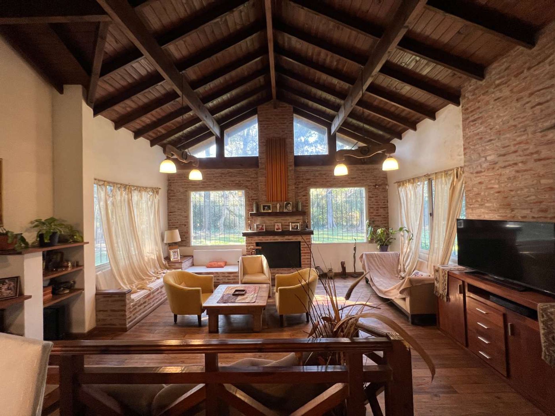 CASA 5 AMBIENTES CON QUINCHO ROBLES DEL MONARCA — foto 3