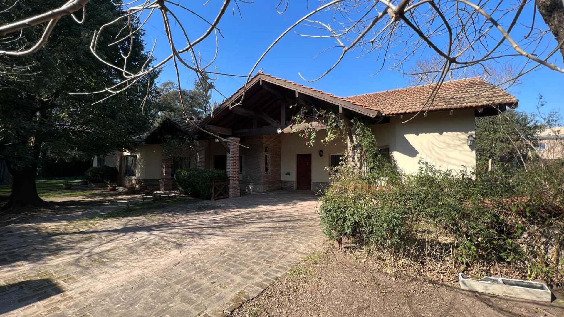 CASA 5 AMBIENTES CON QUINCHO ROBLES DEL MONARCA — foto 9