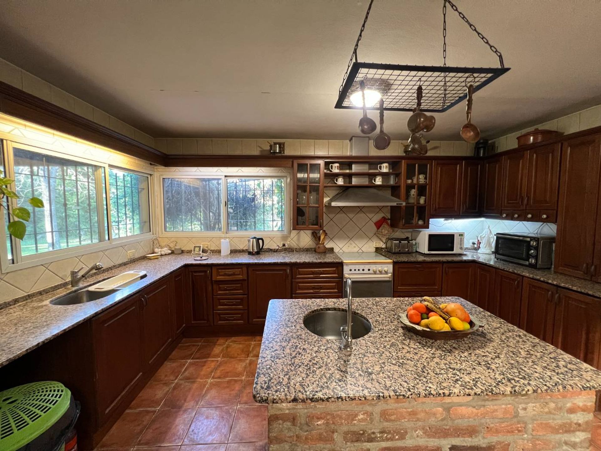 CASA 5 AMBIENTES CON QUINCHO ROBLES DEL MONARCA — foto 2