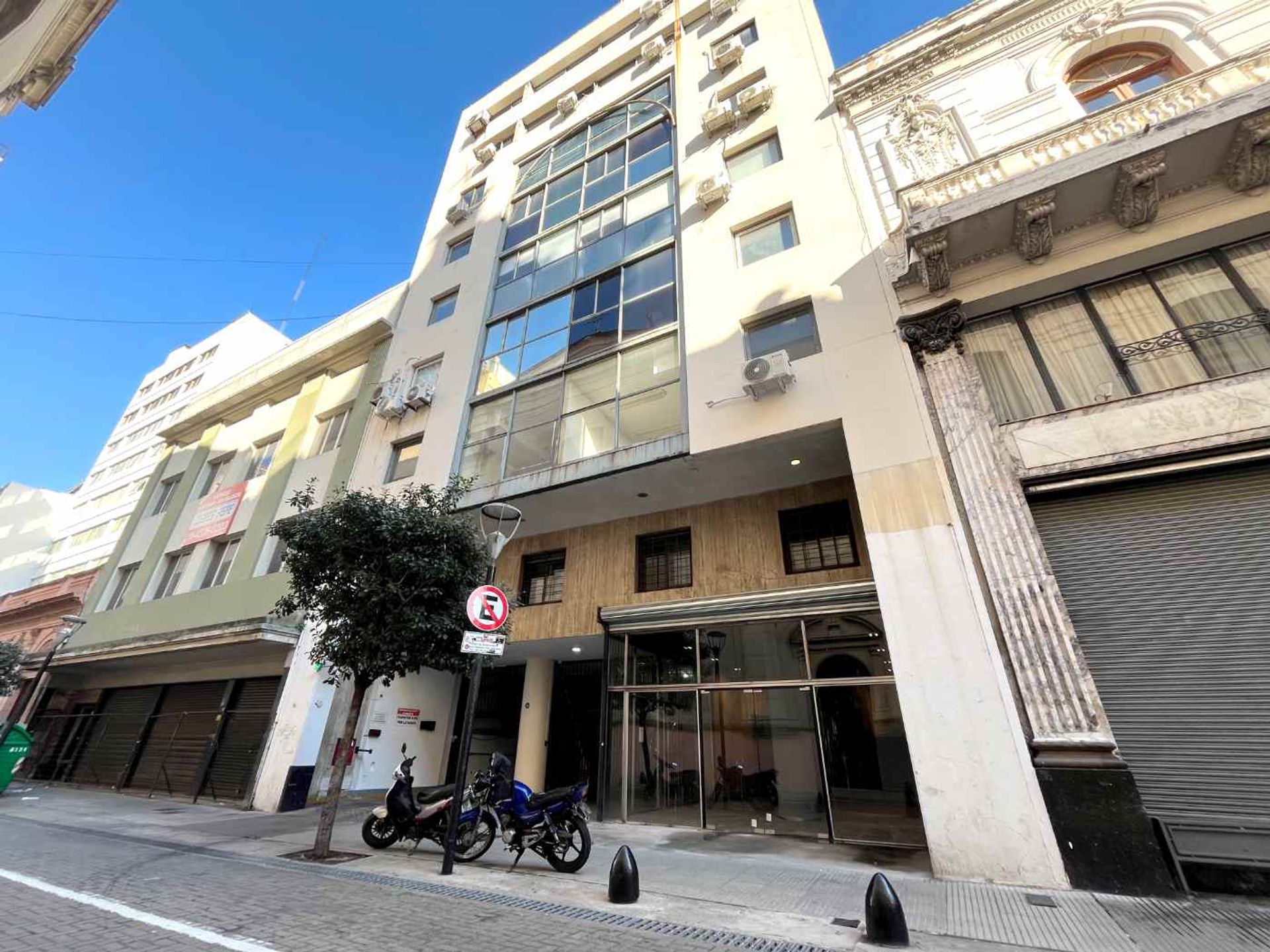 VENTA LOCAL CON 3 PISOS DE OFICINAS EN TOTAL 904 M2 CENTRO.