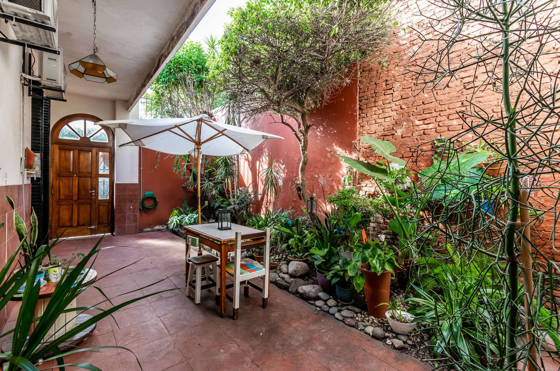 VENTA CASA 5 AMBIENTES, TERRAZA, COCHERA -V.LYNCH - 1