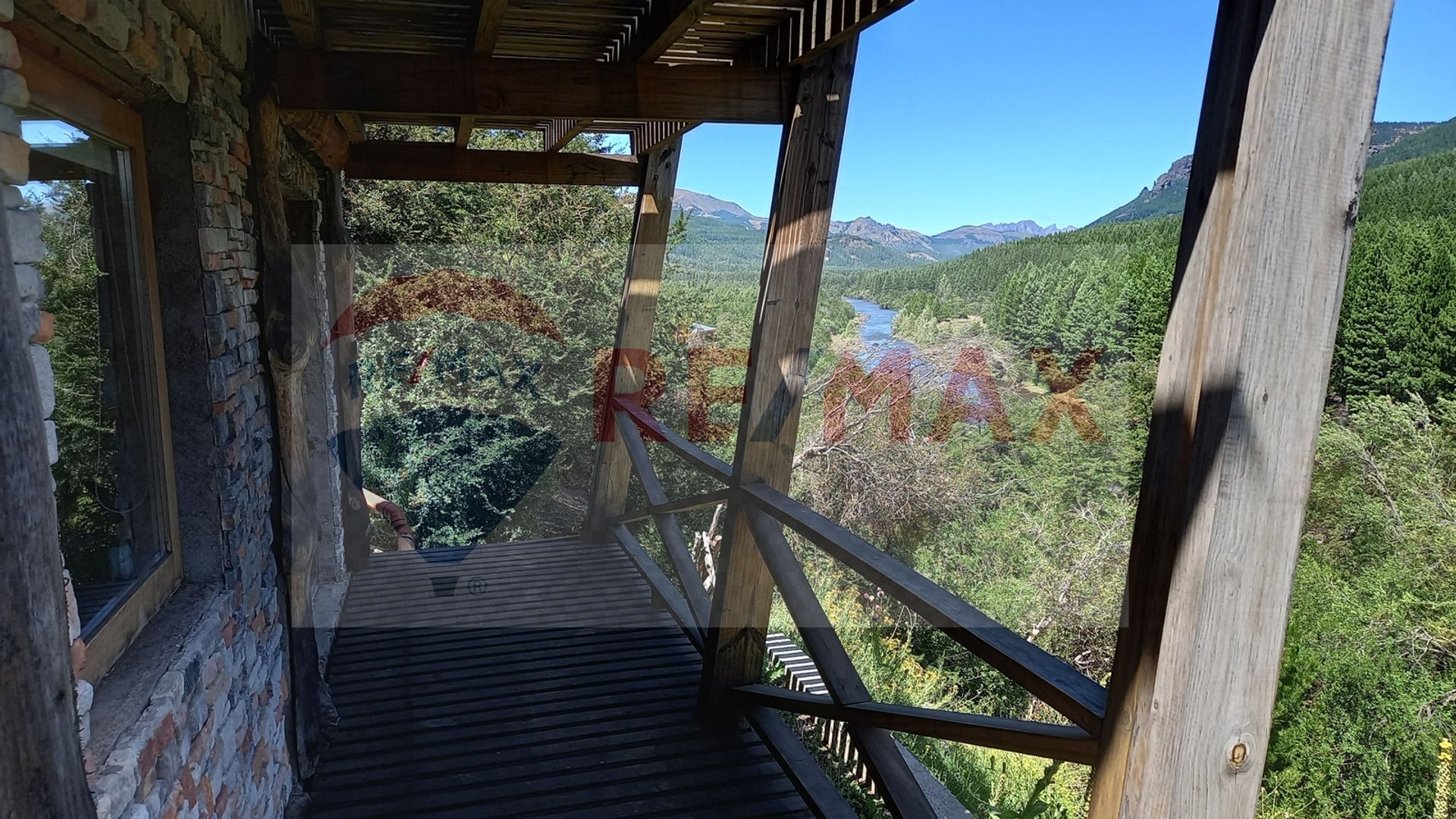 RE/MAX vende complejo cabañas frente río Meliquina - 16