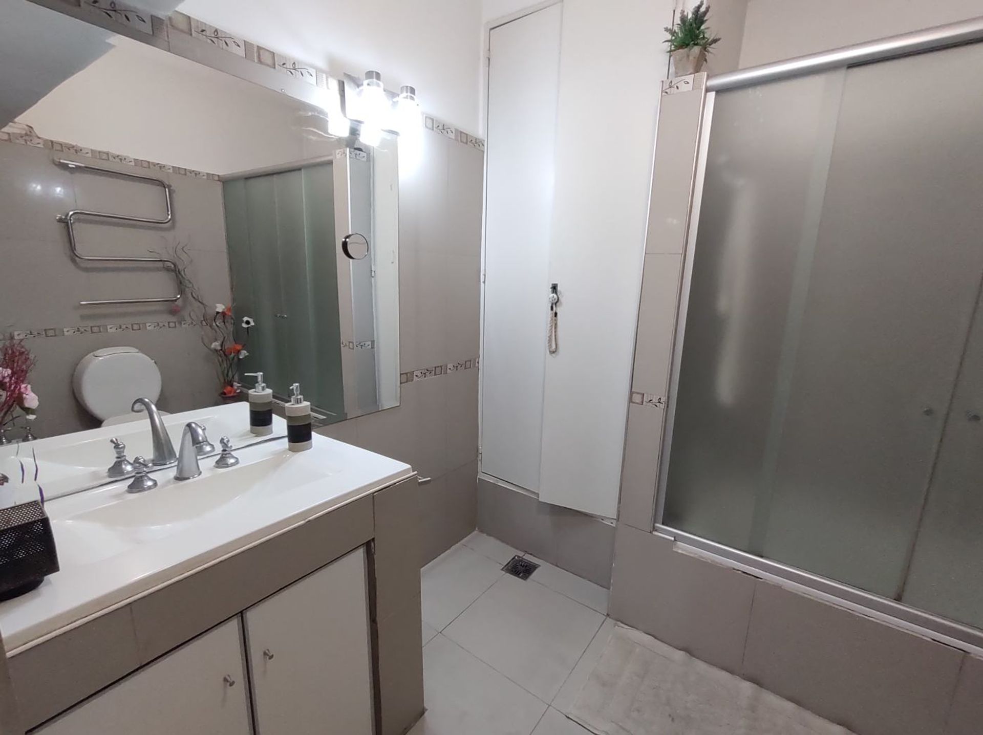 Venta Casa 5 Amb, con quincho y jard&iacute;n - Haedo - 9