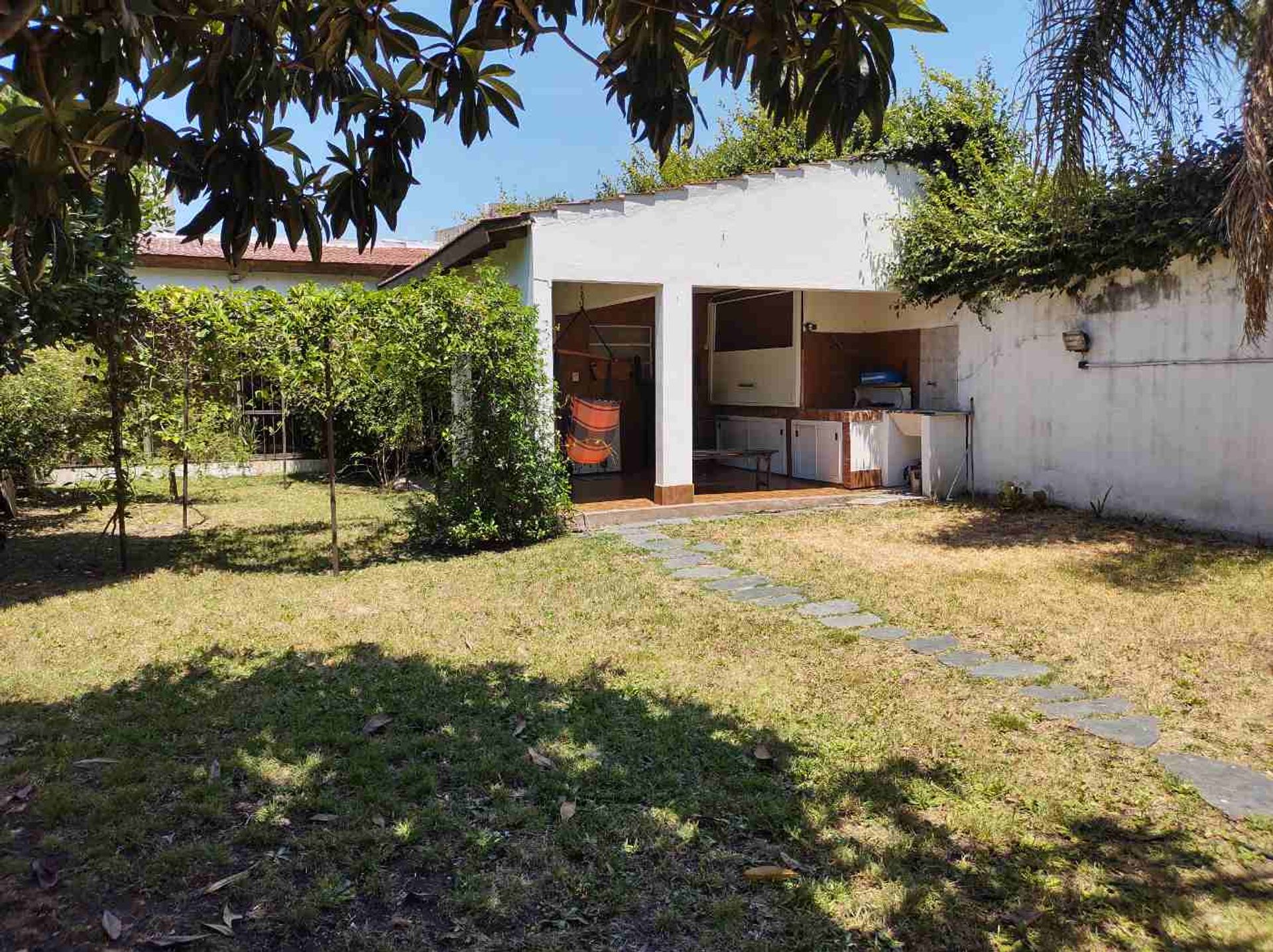 Venta Casa 5 Amb, con quincho y jard&iacute;n - Haedo - 2